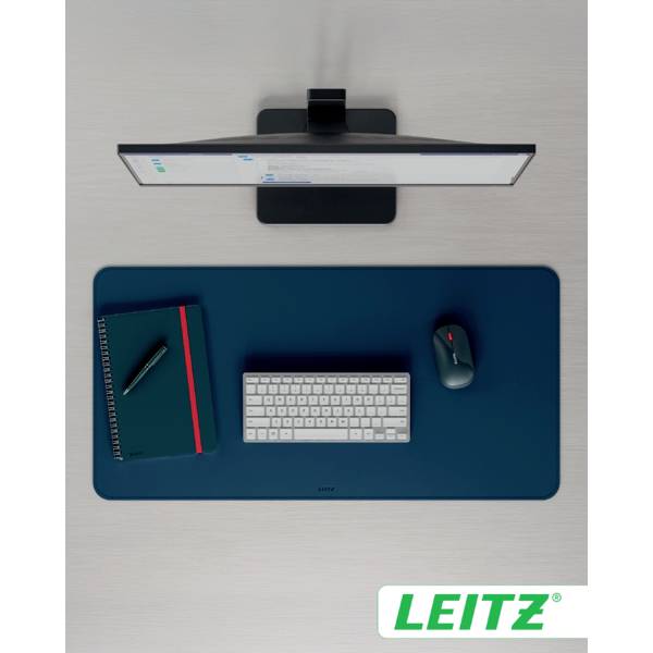 Une vue de dessus d'un poste de travail avec un écran, un clavier, une souris et un cahier sur un tapis de bureau bleu. Le logo « LEITZ » est visible.