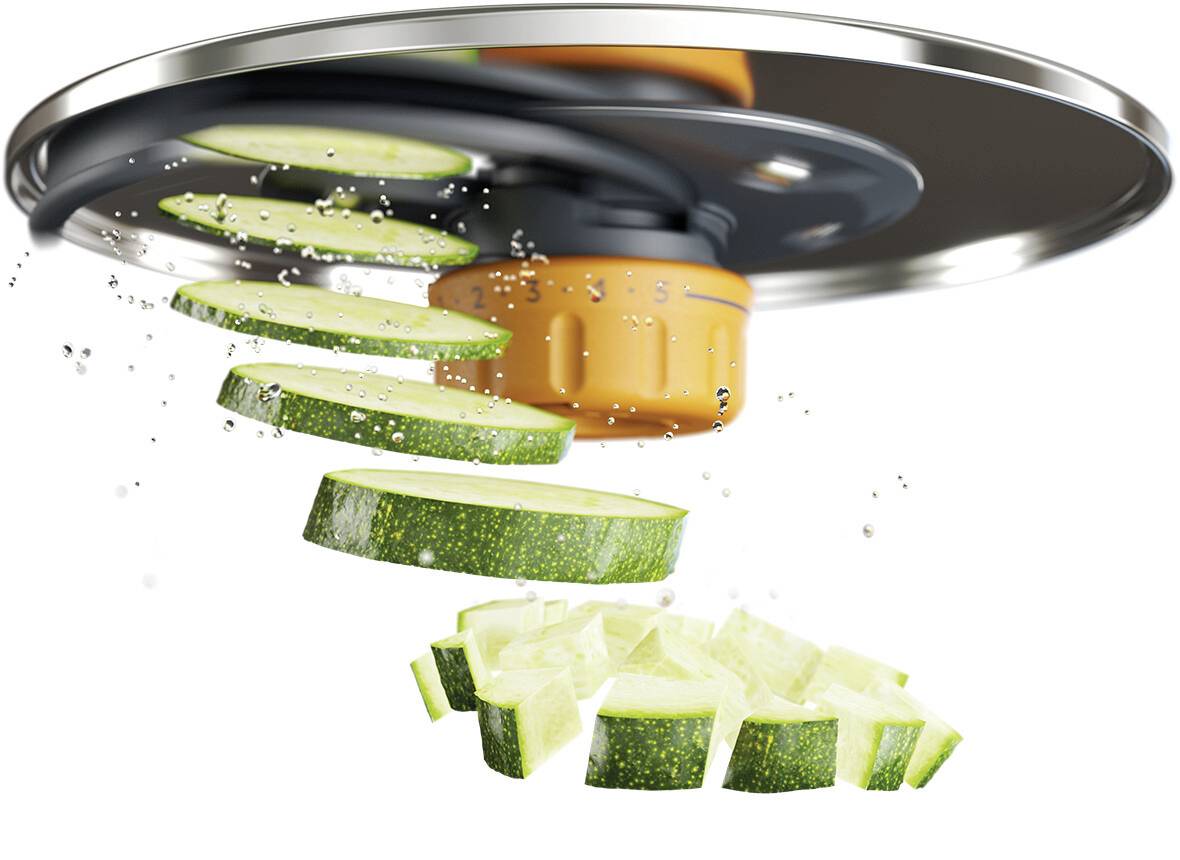 Tranchage d'un concombre en tranches fines et uniformes à l'aide d'un couteau de cuisine, sur un fond blanc, mettant en valeur la fonctionnalité et le design de l'outil de coupe.