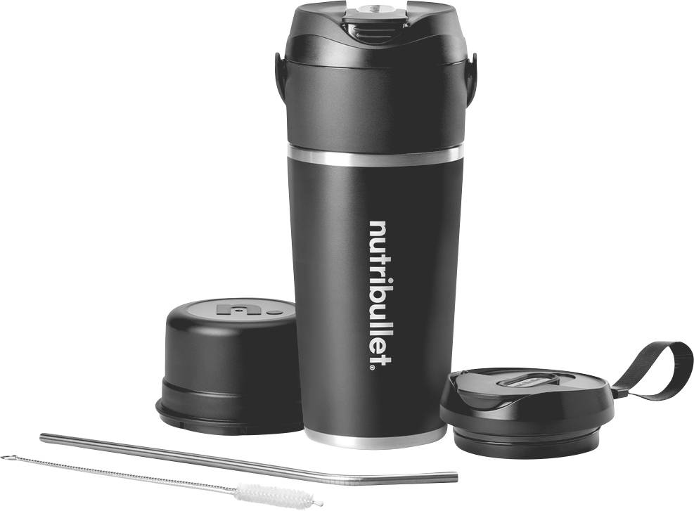 Un gobelet mélangeur noir Nutribullet est présenté avec un couvercle, une paille, une brosse de nettoyage et un capuchon supplémentaire disposés autour de lui.