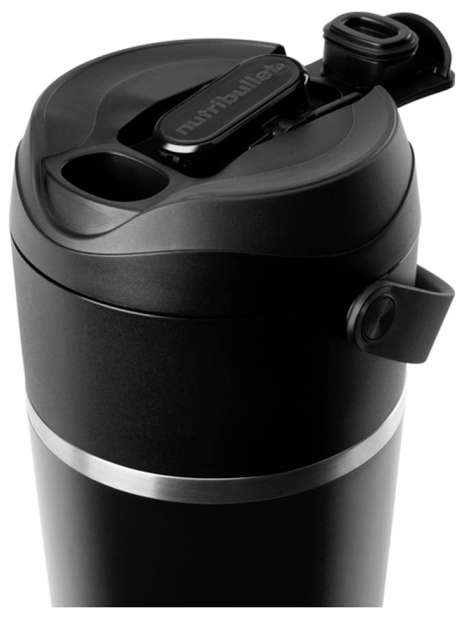 Un mug de voyage Nutribullet noir avec un couvercle à rabat et des finitions en acier inoxydable.