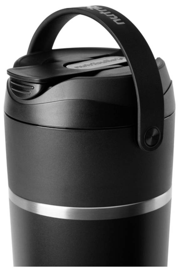Une tasse de voyage isolée noire avec un bandeau argenté et une poignée sur le couvercle, conçue pour maintenir les boissons chaudes ou froides lors de déplacements.