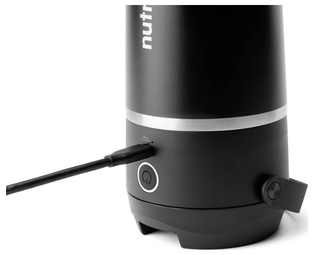 « Gros plan sur un appareil électroménager noir avec un cordon d'alimentation branché et un bouton marche/arrêt sur le côté. »