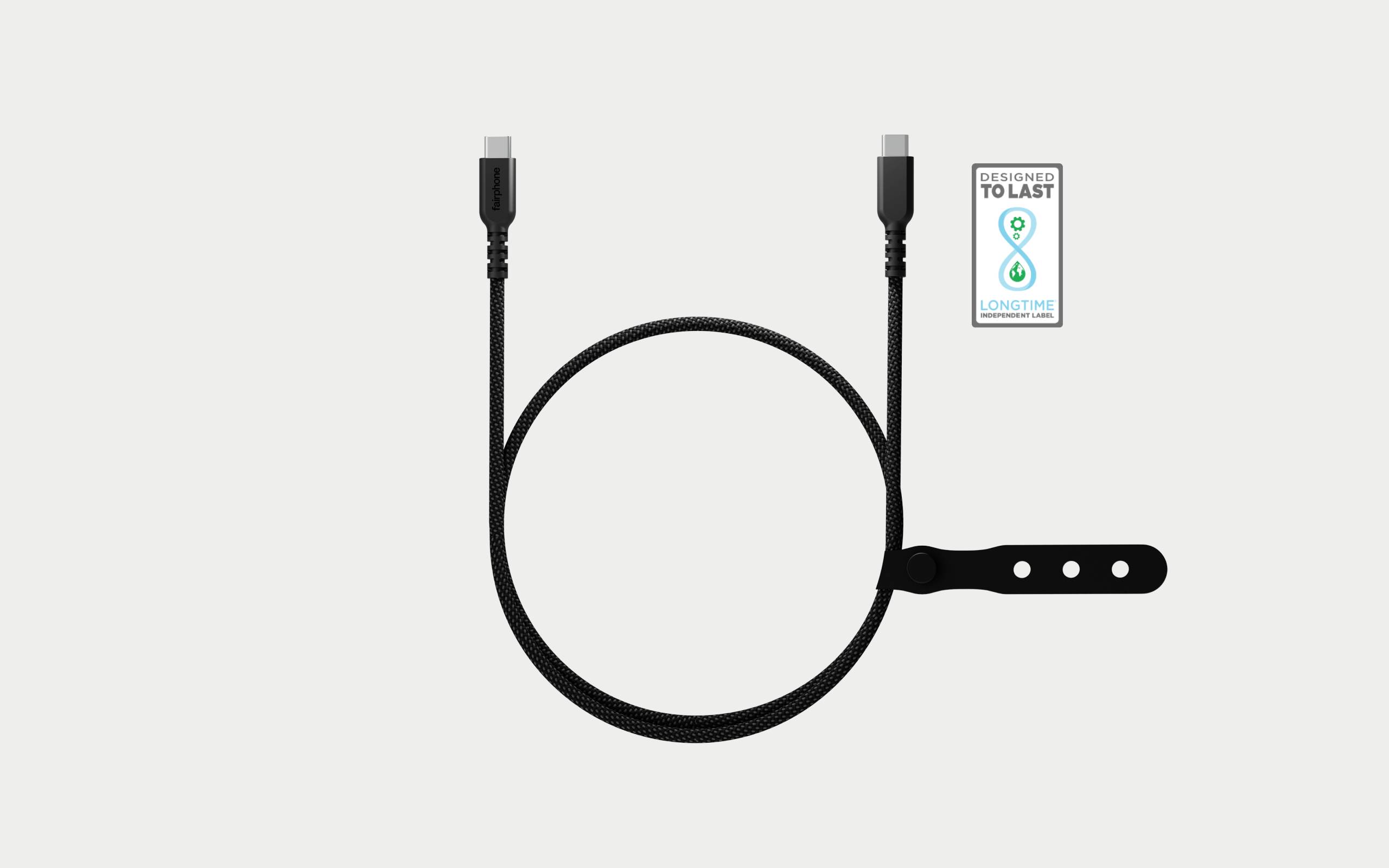 Un câble USB noir bouclé en cercle avec une sangle Velcro. Une étiquette indique « Conçu pour durer ».