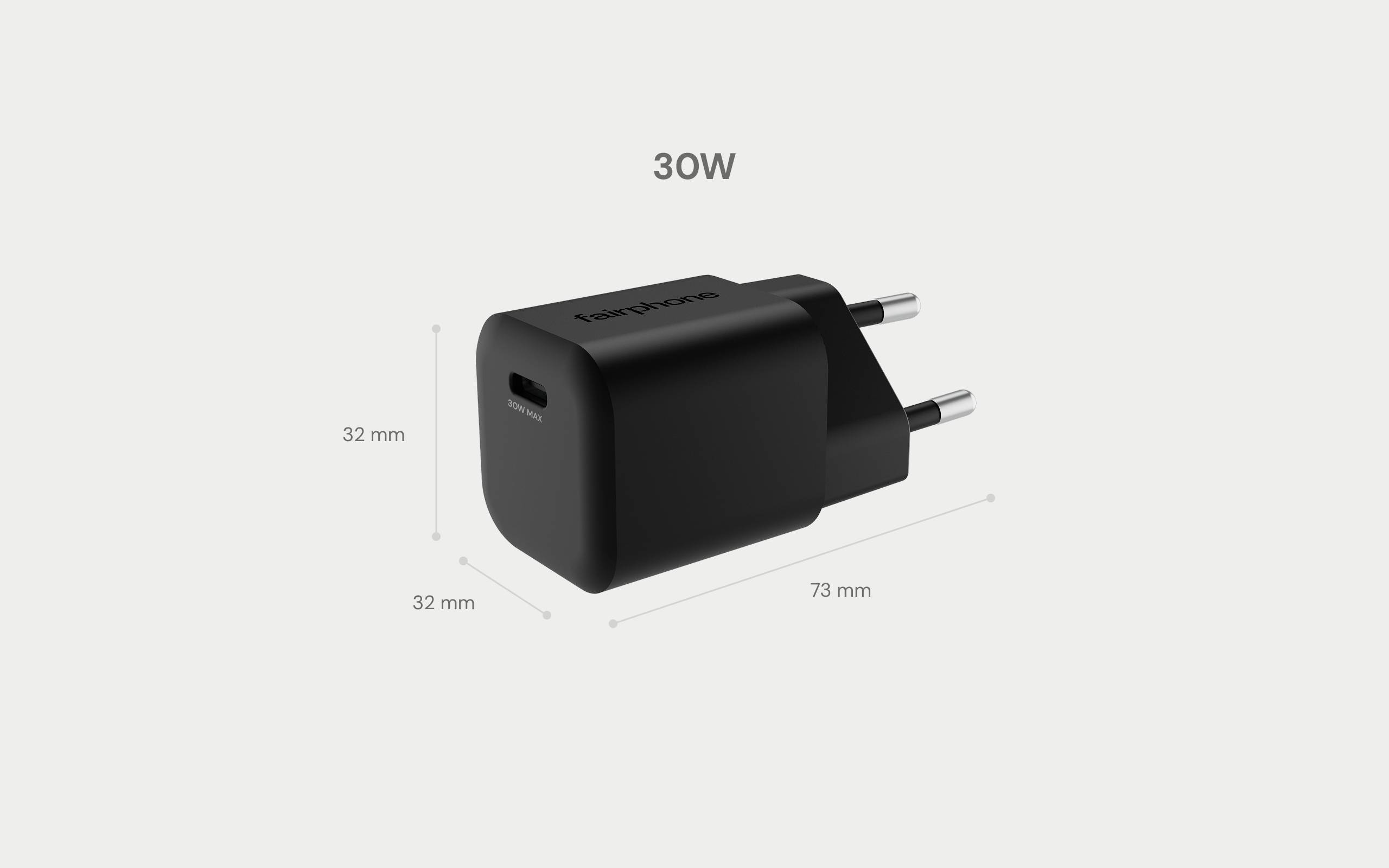 Un adaptateur secteur noir de 30W avec fiche européenne, dimensions indiquées : 32 mm de largeur, 32 mm de hauteur, 73 mm de longueur.