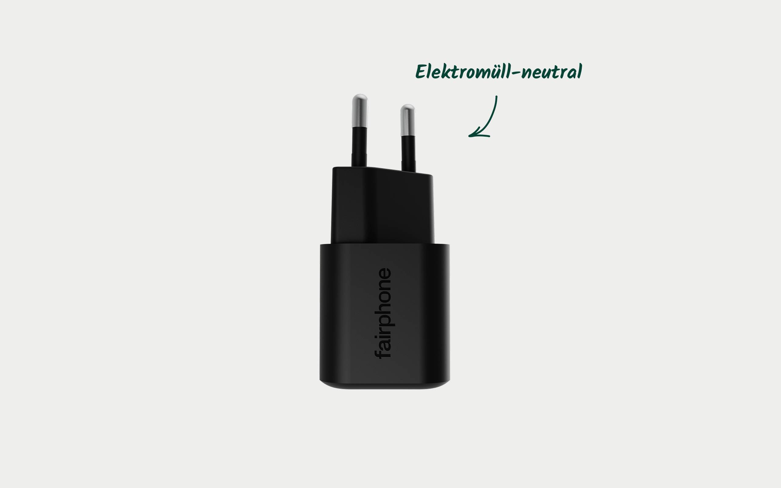 Chargeur Fairphone noir portant l'inscription 'Neutre en déchets électroniques', illustré par une flèche.