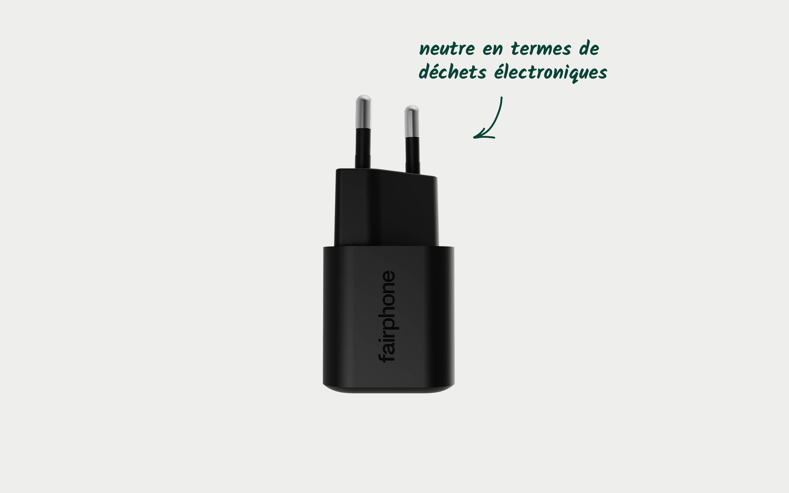 Un chargeur noir portant le texte 'fairphone'. Une flèche pointe vers lui avec l'inscription 'neutre en termes de déchets électroniques'.