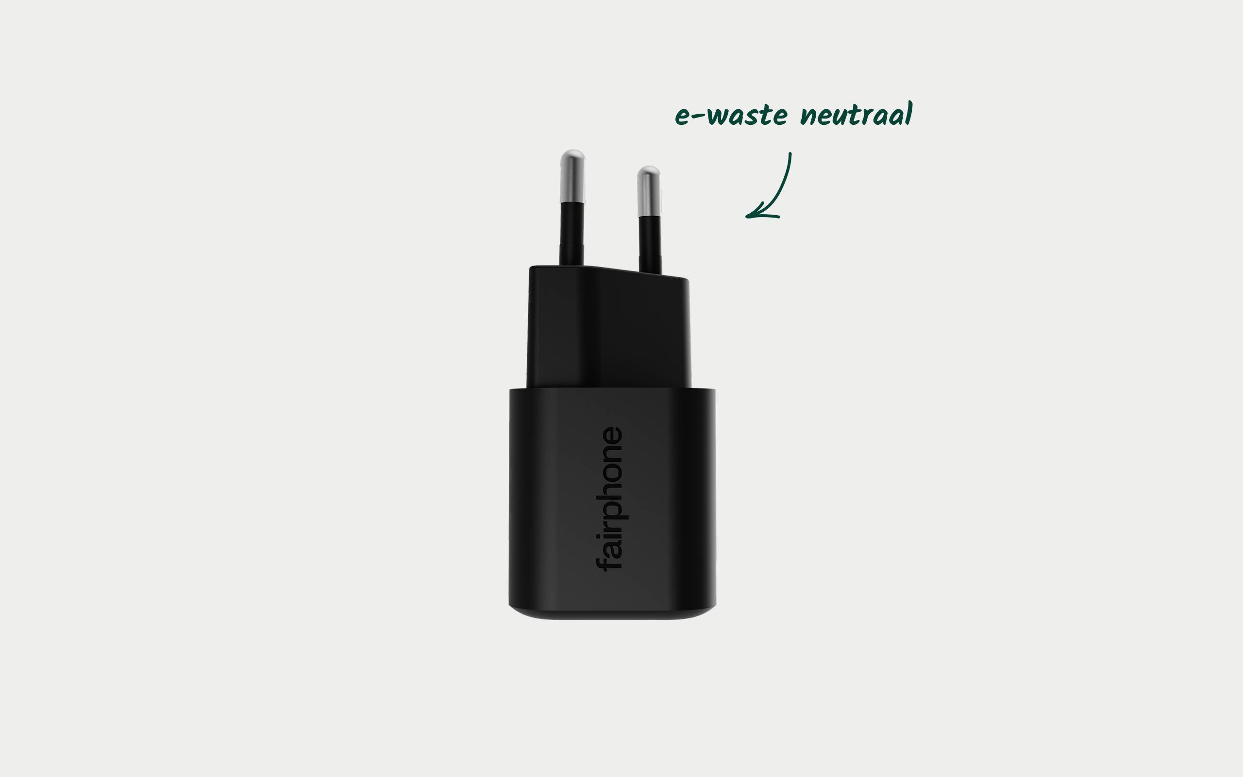 Un chargeur noir portant l'inscription 'fairphone'. Une flèche pointe vers le texte 'e-waste neutraal'.