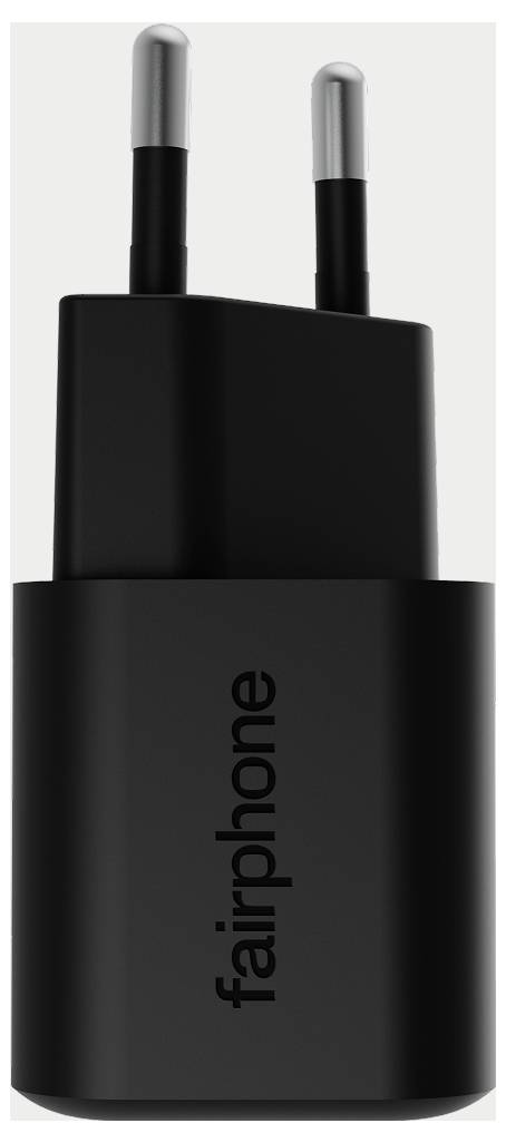 Un chargeur Fairphone noir avec deux broches rondes, conçu pour les prises européennes, avec le nom de la marque imprimé verticalement.