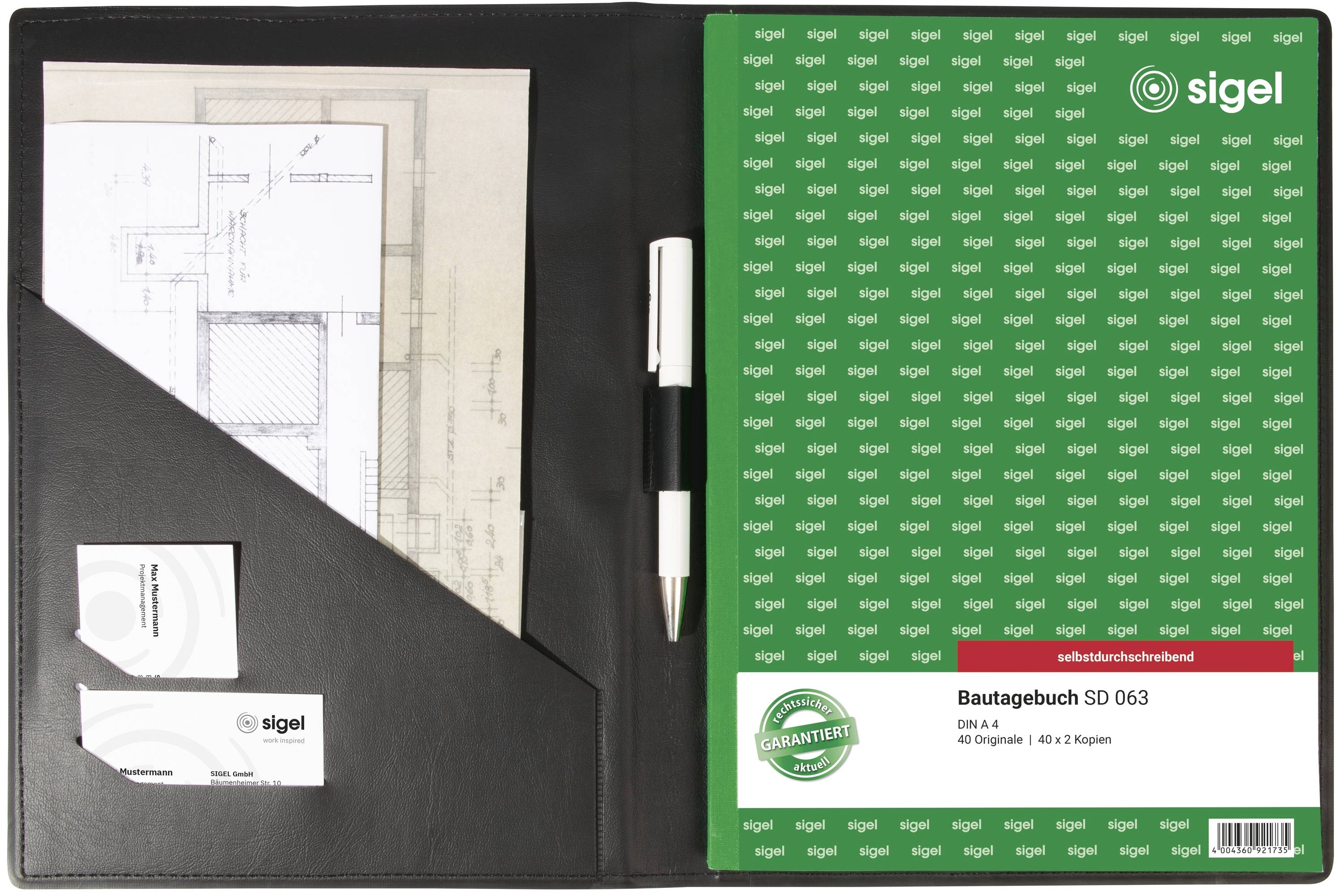 « Journal de chantier SD 063 » de Sigel, sur un presse-papiers avec un stylo, un plan et des cartes. Couverture verte avec un motif répété du logo « sigel ».
