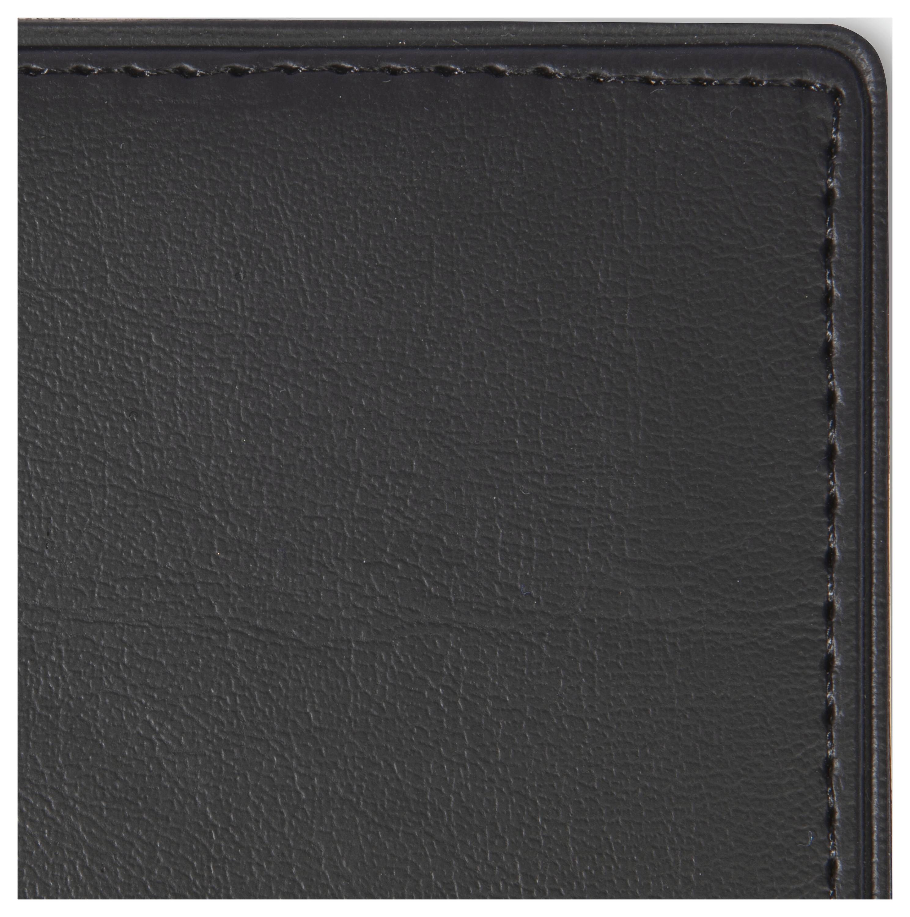 « Gros plan sur un coin de portefeuille en cuir noir, montrant une couture fine et une surface texturée. »