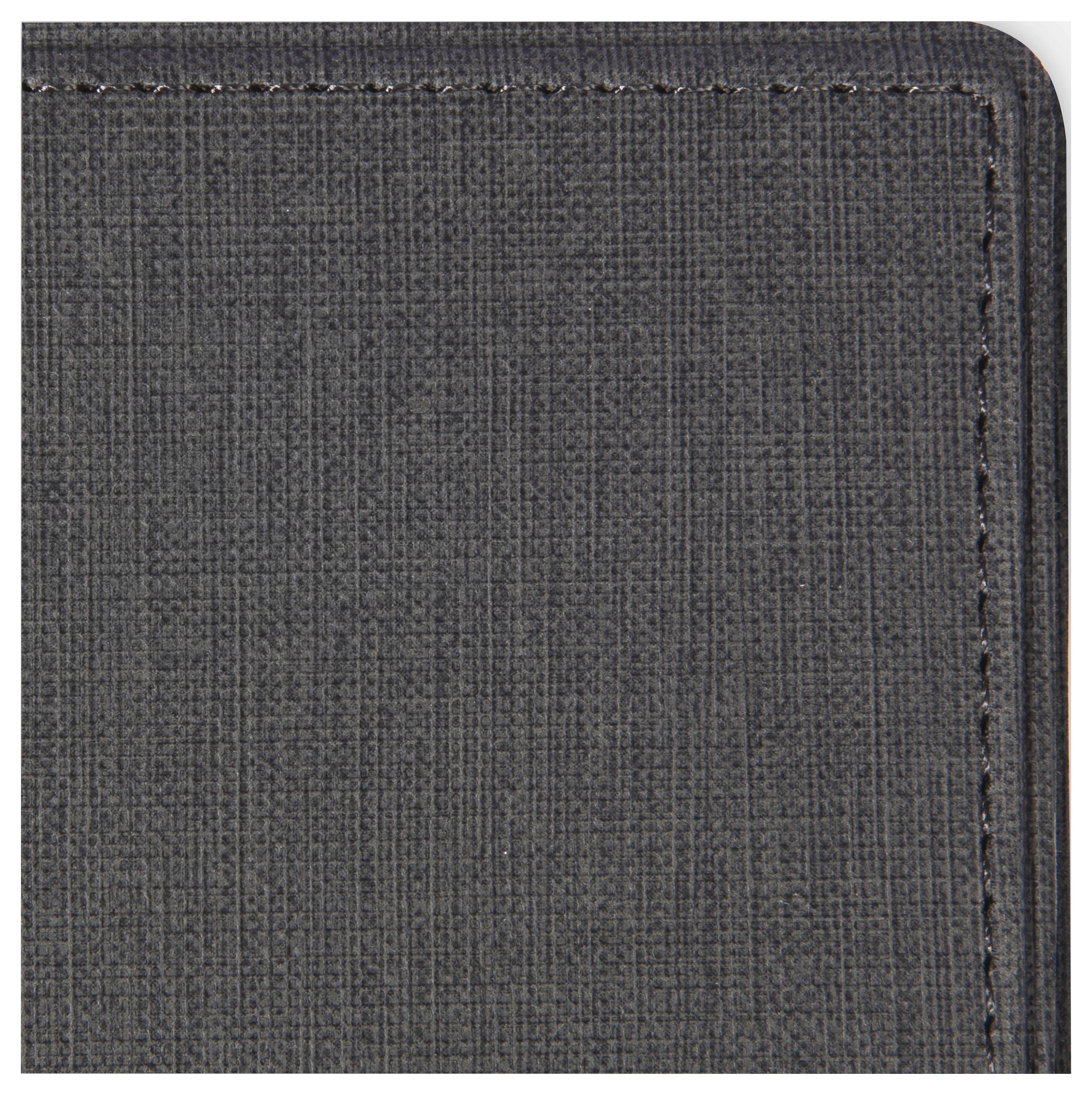 Gros plan d'un coin de tissu texturé gris foncé avec des bords cousus et un coin supérieur droit arrondi.