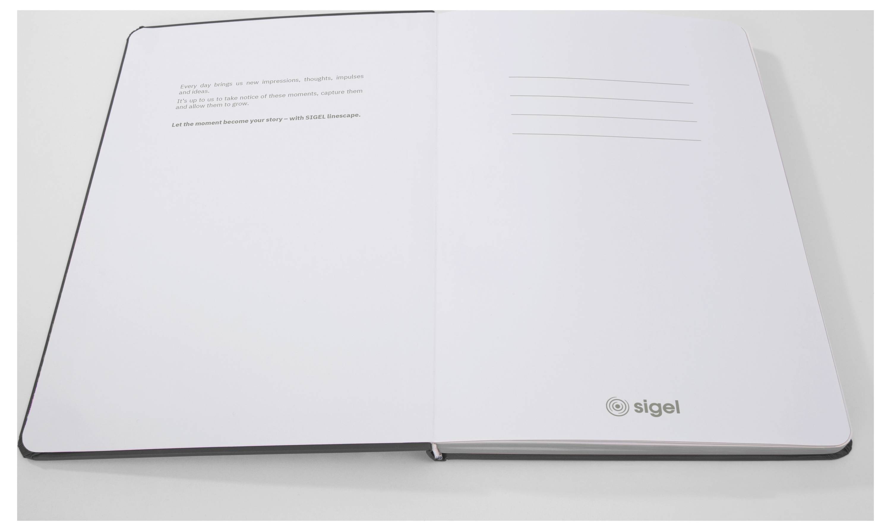Cahier ouvert vierge sur une surface blanche, avec quelques lignes légères sur la page de droite et le logo 'sigel' en bas à droite.