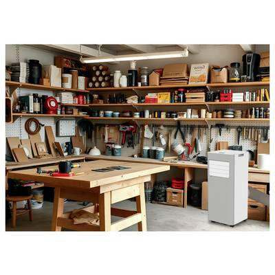 Un atelier bien organisé avec des outils et des fournitures soigneusement rangés sur des étagères ; un déshumidificateur est placé près d'un établi en bois.