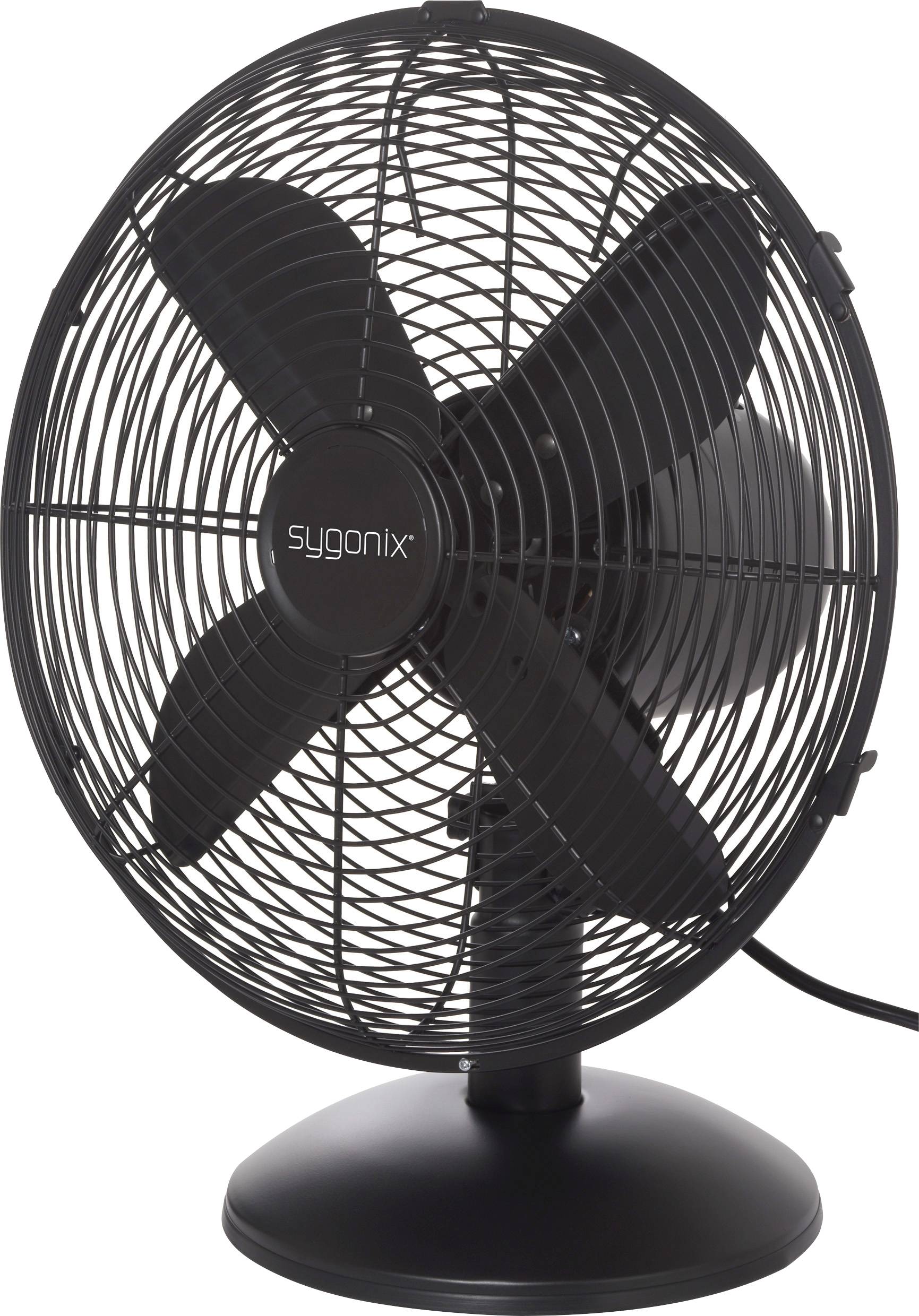 Un ventilateur de bureau noir oscillant avec quatre pales et une grille de protection métallique est placé sur une surface plane.