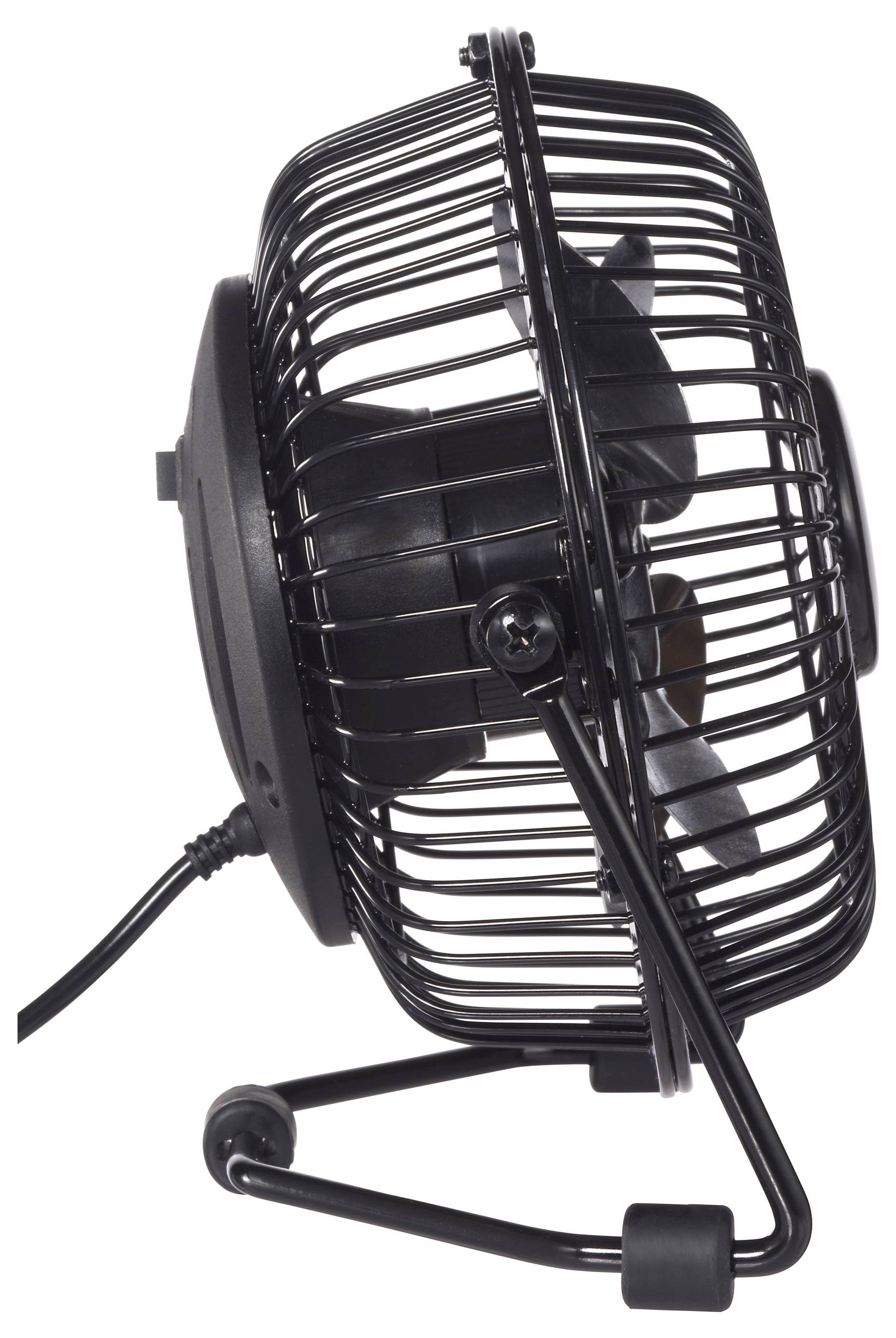 Vue latérale d'un petit ventilateur de bureau en métal noir avec une grille de protection et un cordon d'alimentation. Le ventilateur est légèrement incliné vers le haut sur son support.