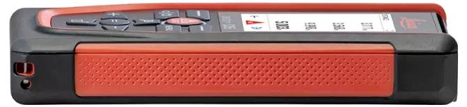 Un télémètre laser rouge et noir avec un affichage numérique et des boutons sur le dessus, utilisé pour mesurer des distances avec précision.