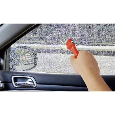 Une main utilise un brise-vitre pour faire éclater la vitre latérale d'une voiture en vue d'une échappée d'urgence.