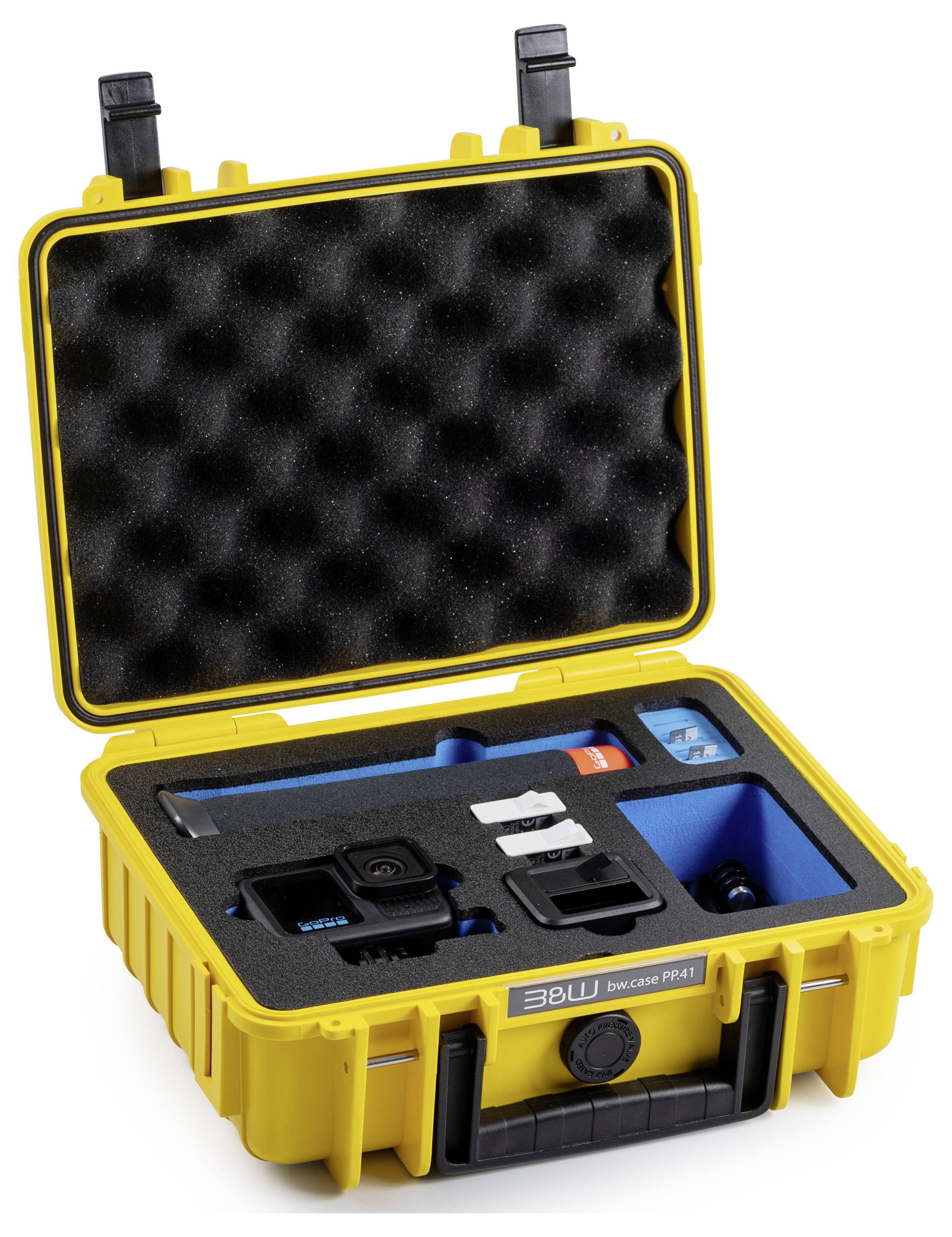 Un étui de protection jaune avec intérieur en mousse contient un appareil photo, des cartes mémoire et des accessoires, conçu pour un rangement et un transport en toute sécurité.