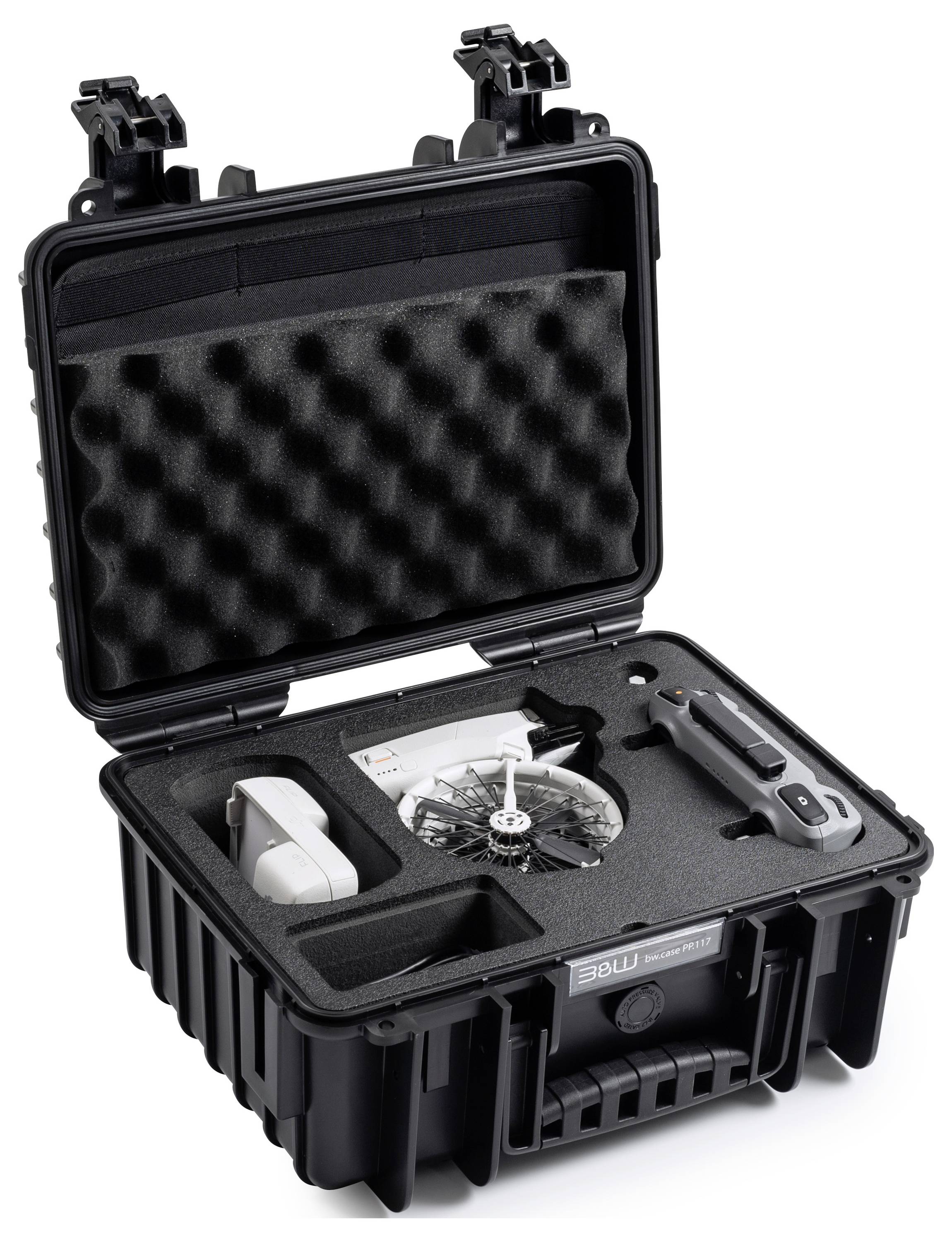 Un étui de protection noir avec rembourrage en mousse, contenant un drone et sa télécommande, soigneusement organisé pour le transport.