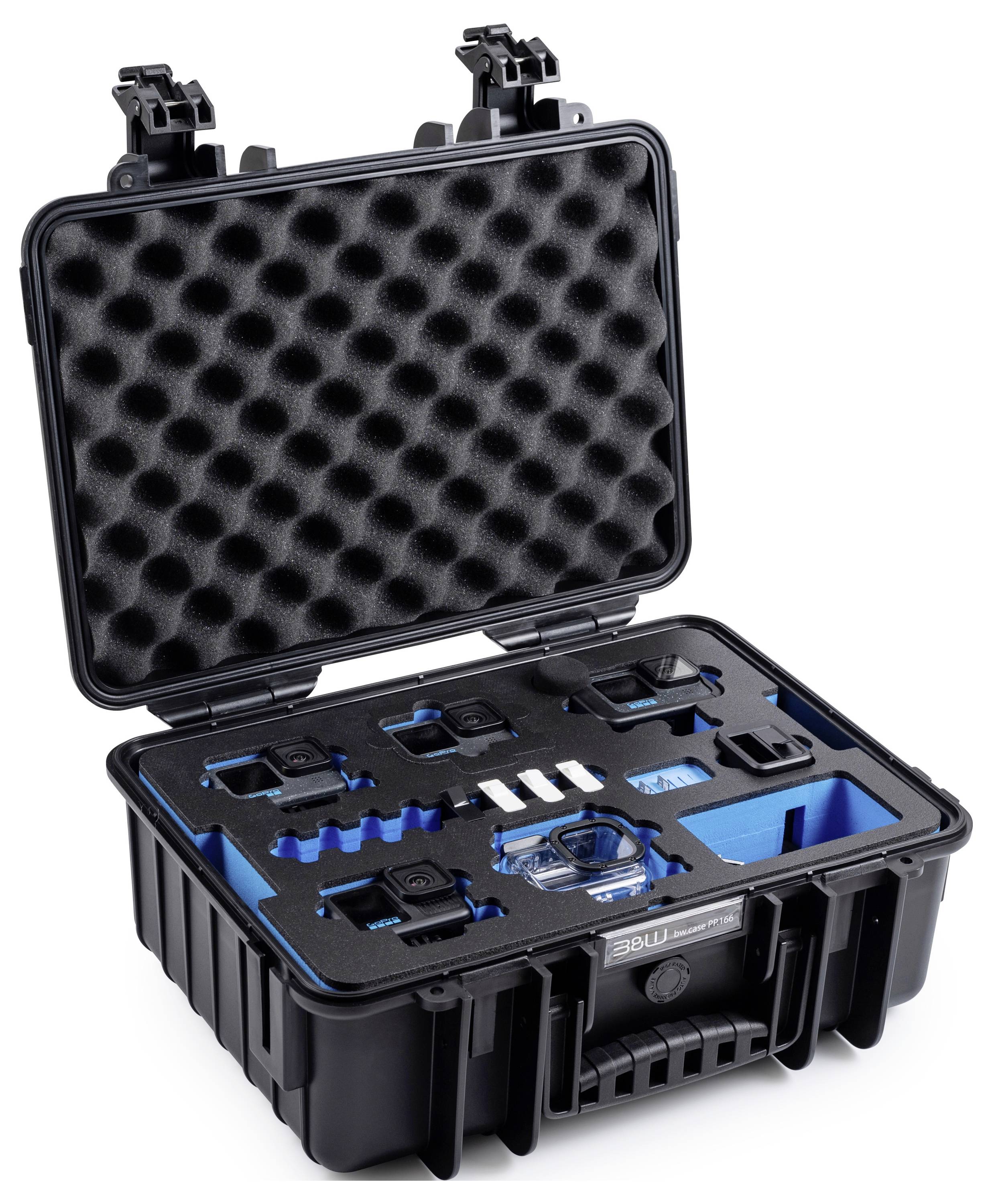 'Étui de protection noir avec intérieur en mousse contenant divers accessoires pour appareil photo, notamment des supports, des batteries et un chargeur, organisés dans des emplacements désignés.'