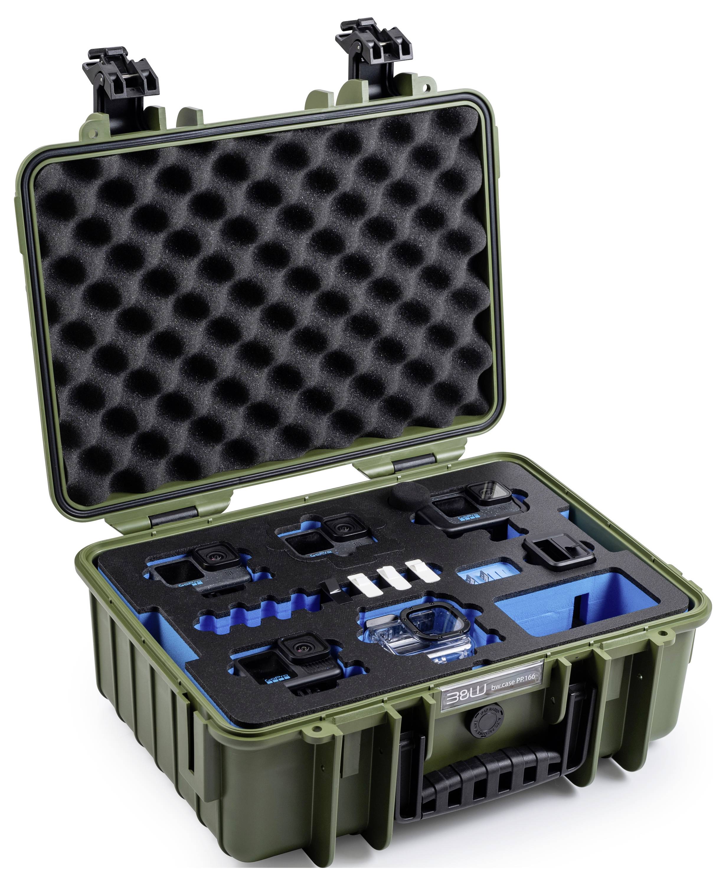 Un étui de protection robuste et ouvert, doublé de mousse, contient un ensemble soigneusement disposé d'appareils électroniques et d'accessoires, incluant des cartes mémoire et des supports.