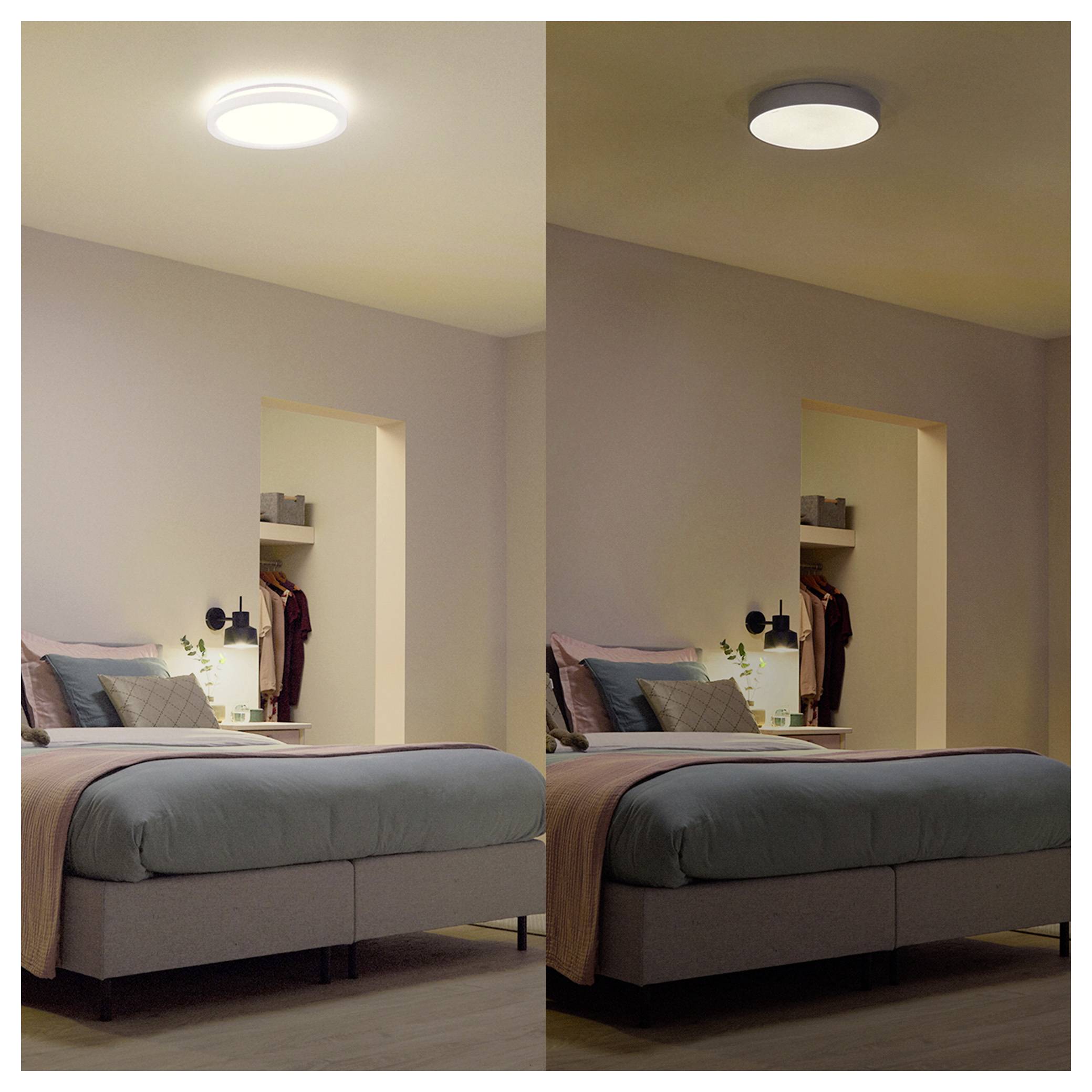 Une chambre avec un lit double et une table de chevet est présentée dans deux conditions d'éclairage différentes : l'une lumineuse, l'autre tamisée.