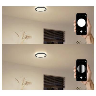 Une personne tient un smartphone contrôlant la luminosité et le motif d'un plafonnier, présenté dans deux réglages : lumière unie et lumière rayée.