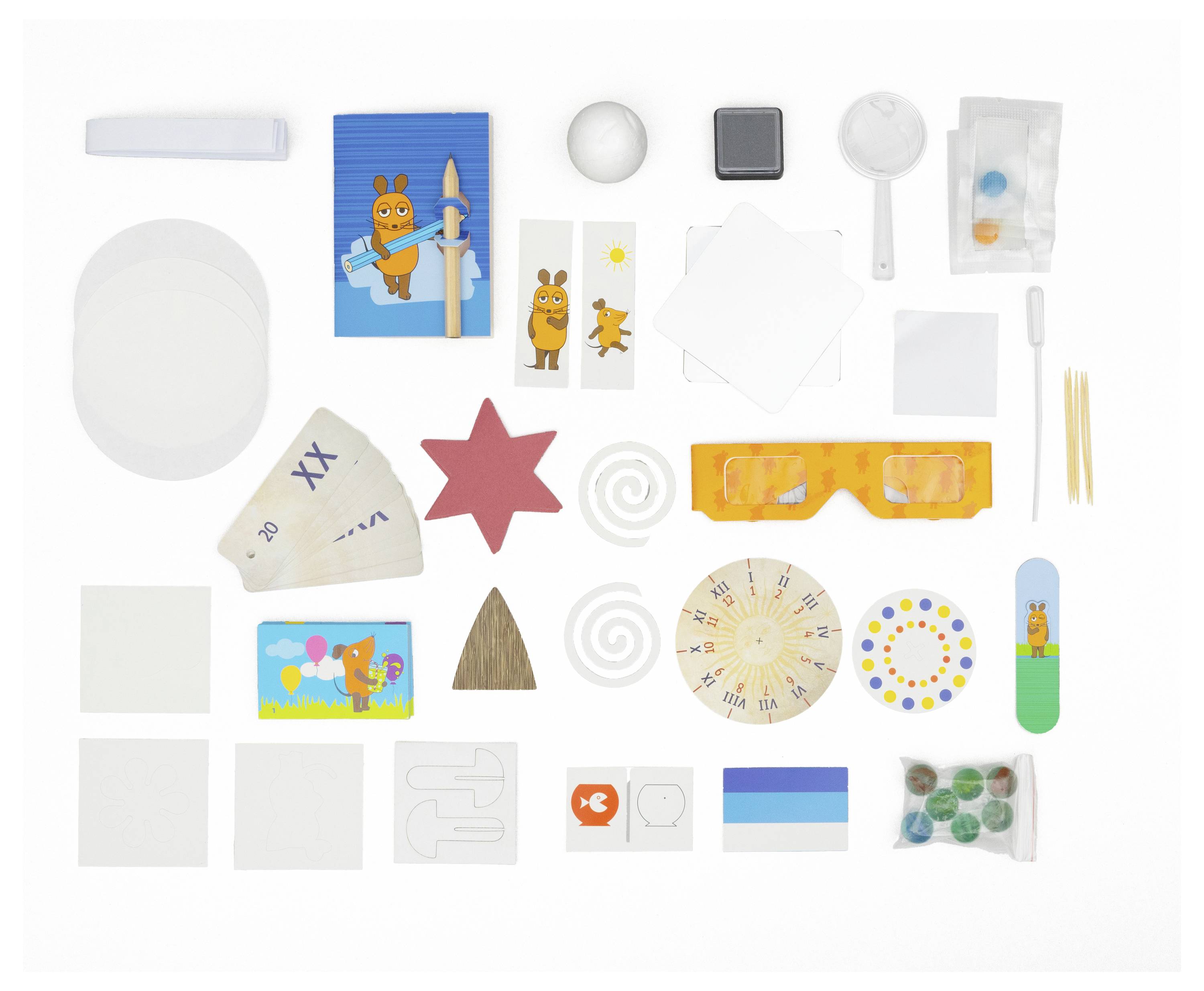 Divers jouets et objets éducatifs, dont des cartes, des lunettes et des formes, sont disposés soigneusement sur un fond blanc.