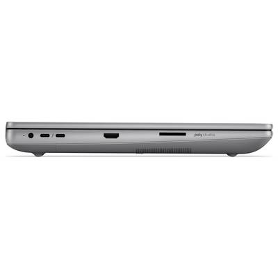 Un ordinateur portable élégant et fermé, de couleur grise, doté de ports latéraux comprenant USB-C, HDMI, USB et un lecteur de carte SD, portant la marque « poly studio ».