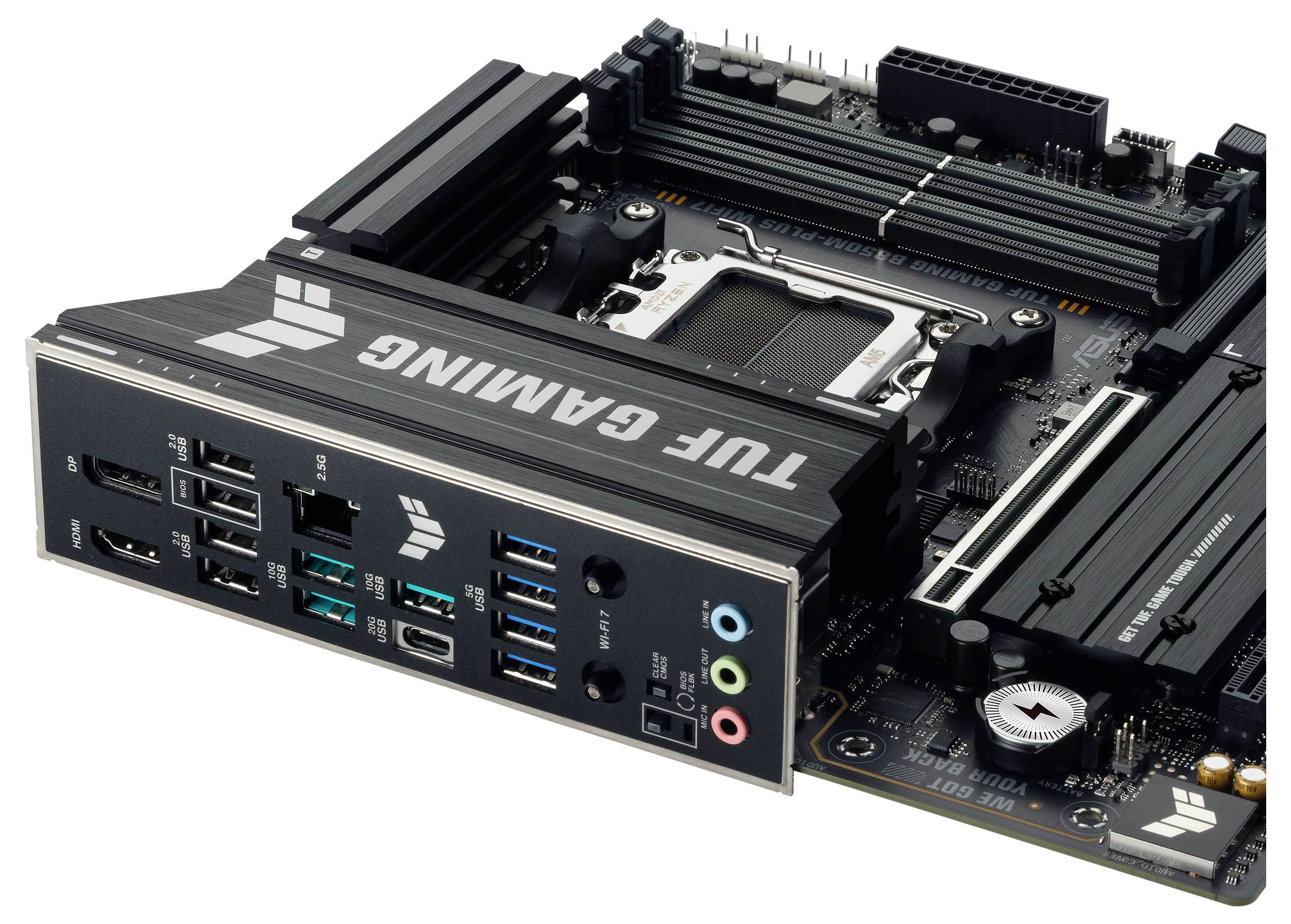 Une carte mère d'ordinateur étiquetée « TUF GAMING », dotée de plusieurs ports USB, de prises audio et de slots PCIe, conçue pour le jeu haute performance.