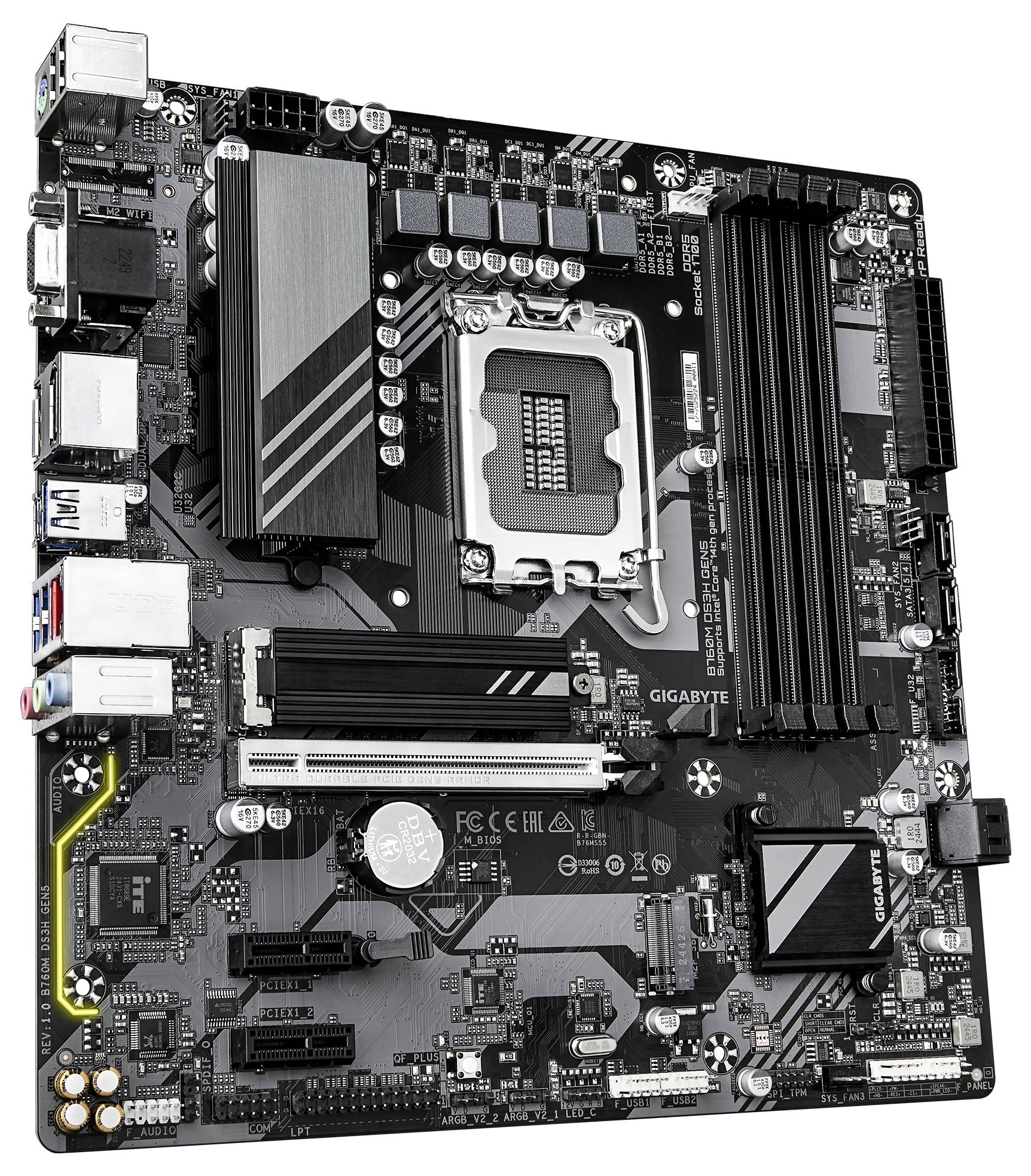 Une carte mère d'ordinateur montrant des emplacements PCIe, des emplacements pour RAM et divers connecteurs. Socket central du processeur visible sans processeur.