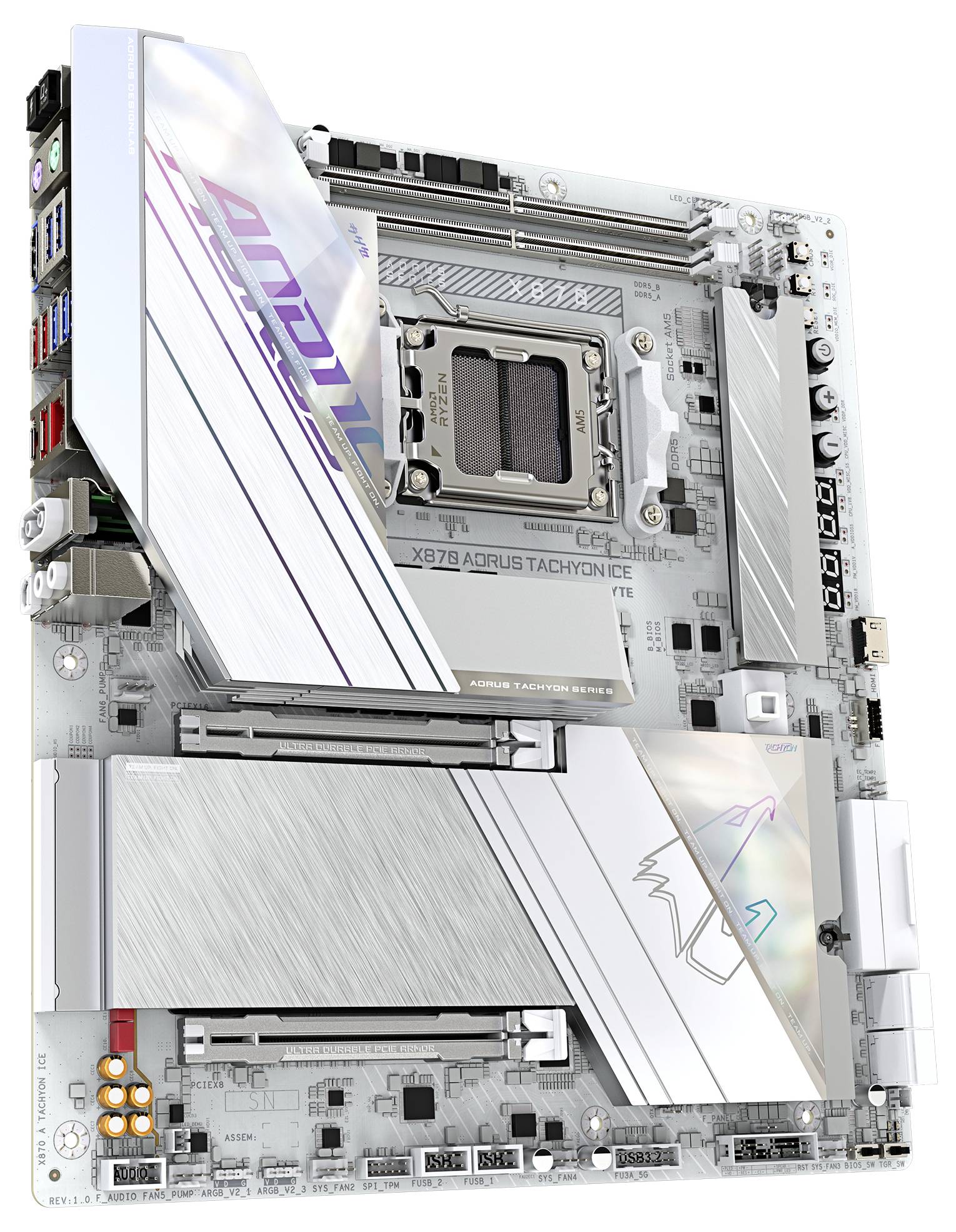 Gros plan sur une carte mère Aorus Tachyon X670E argentée avec plusieurs emplacements, ports et un logo distinctif, mettant en valeur son design élégant.