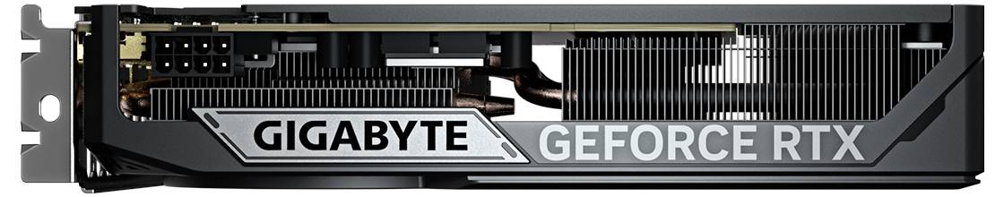 Vue latérale d'une carte graphique GeForce RTX de Gigabyte, montrant les ailettes de refroidissement, les caloducs et l'étiquette avec la marque.