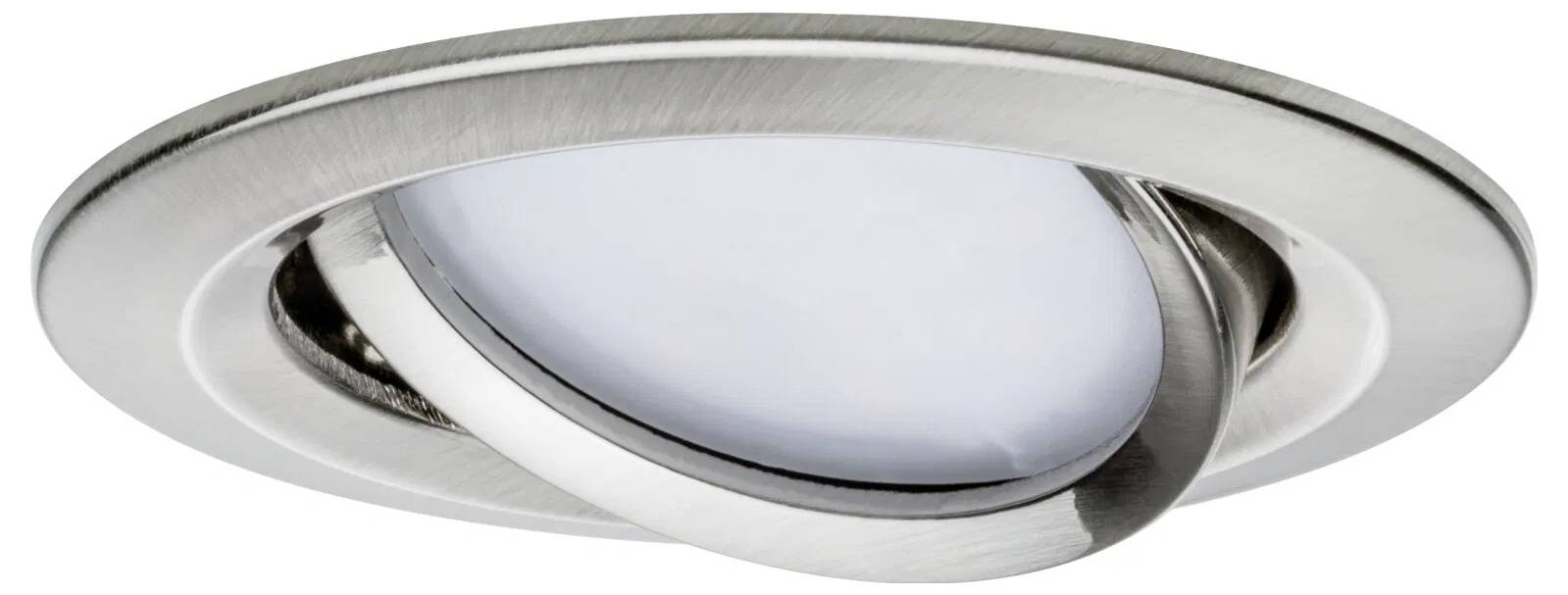 Un luminaire encastré circulaire ajustable en nickel brossé avec un diffuseur intérieur blanc.