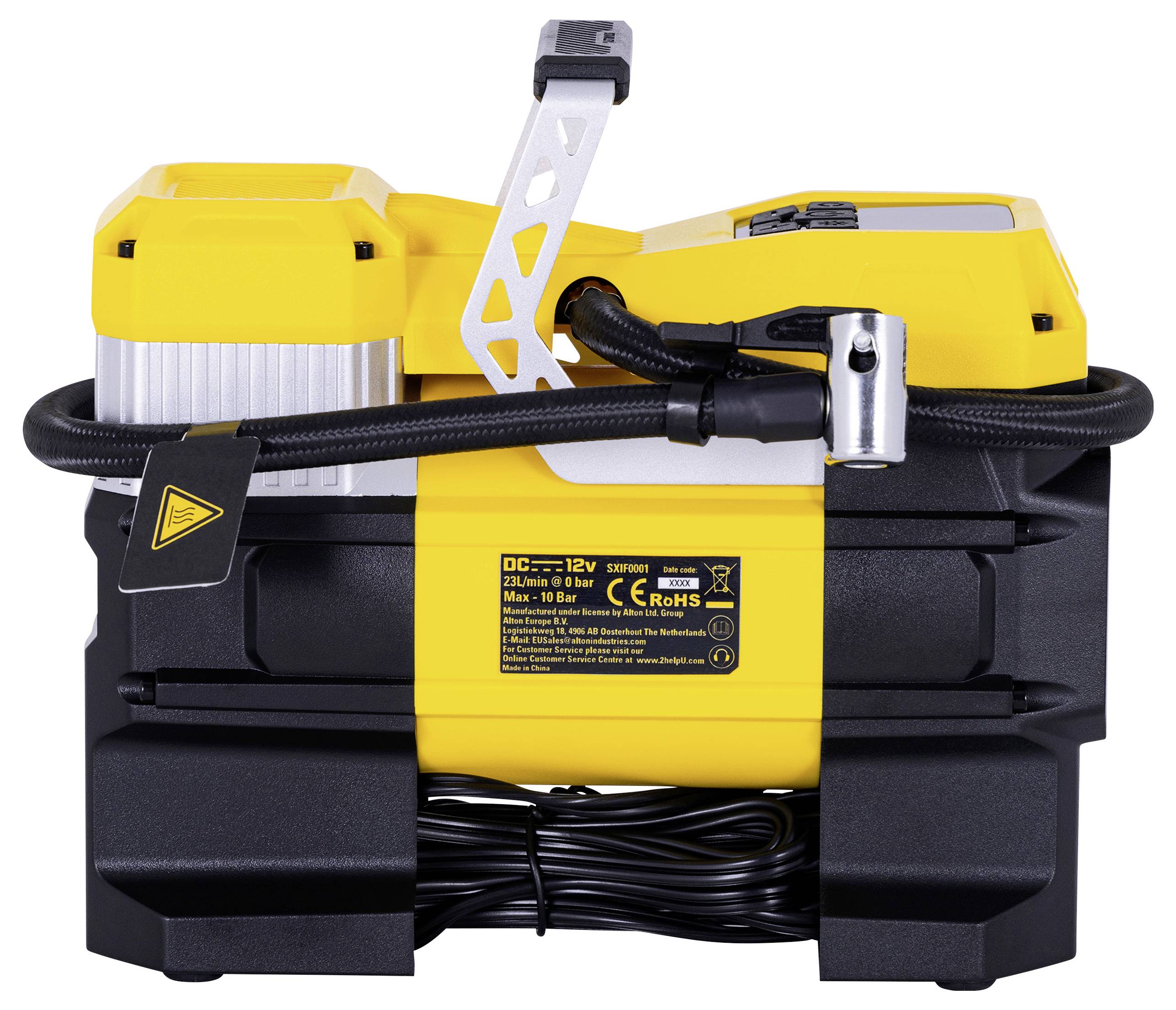 Un compresseur d'air portable jaune et noir avec un tuyau et un manomètre, affichant une étiquette de spécification d'alimentation 12V CC.