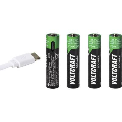 Câble USB-C blanc à côté de plusieurs piles AA rechargeables Volticraft étiquetées 500 mAh, montrant la compatibilité de charge.