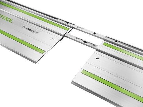 Rails de guidage métalliques avec des bandes vertes, assemblés sans discontinuité. Utilisés pour des coupes précises en menuiserie ou dans la construction.