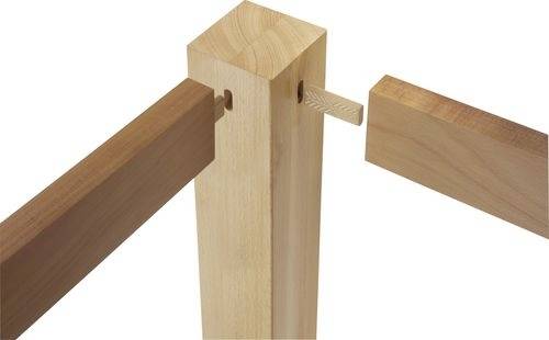 Gros plan sur un assemblage à tenon et mortaise en bois, démontrant des parties imbriquées avec précision, mettant en valeur l'artisanat traditionnel de menuiserie.
