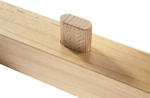 Une cheville en bois partiellement insérée dans une poutre rectangulaire en bois, illustrant une technique d'assemblage de bois.