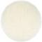 Un objet rond, duveteux et doux de couleur beige, ressemblant à un coussin en peau de mouton ou à un tapis de laine, sur un fond blanc uni.