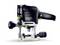 Routeur Festool OF 1010 REQ avec poignée ergonomique et outil d'ajustement précis de la profondeur, conçu pour des travaux de menuiserie et de charpenterie détaillés.