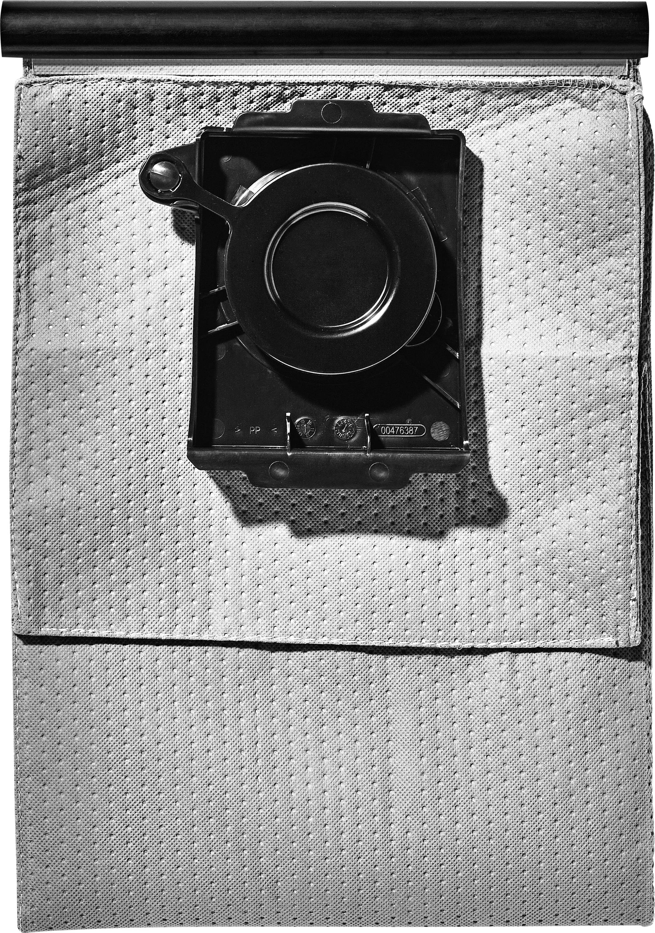 Un combiné téléphonique vintage et une manivelle sur un panneau métallique perforé, suggérant une technologie de communication historique ou industrielle.