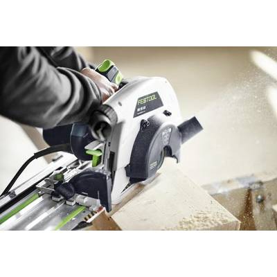 Une personne utilise une scie circulaire pour couper un morceau de bois, avec des copeaux de sciure volant dans l'air. La scie porte la marque « Festool HK 55 ».