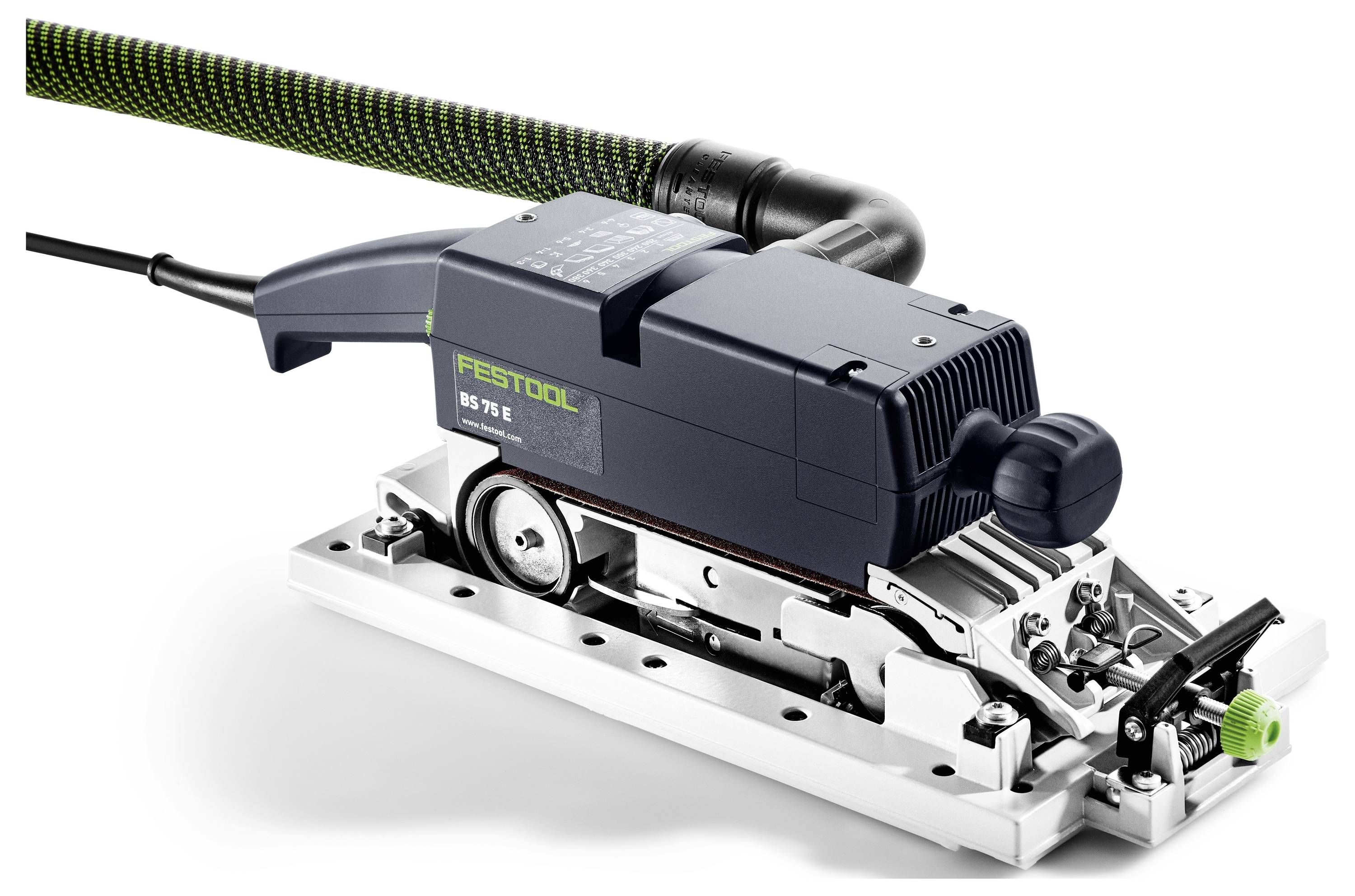 Ponceuse électrique portative avec tuyau d'aspiration noir et vert. L'appareil est étiqueté « Festool RS 7 E », présentant un design élégant et compact.