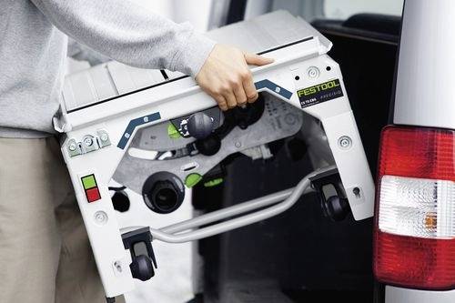 Une personne charge une machine compacte Festool argentée, équipée de roues, dans une voiture, mettant en valeur sa conception portable et sa facilité de transport.
