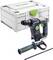 Un marteau-perforateur Festool bleu et noir avec un bouton vert et une poignée auxiliaire, positionné devant un coffret de rangement d'outils blanc.