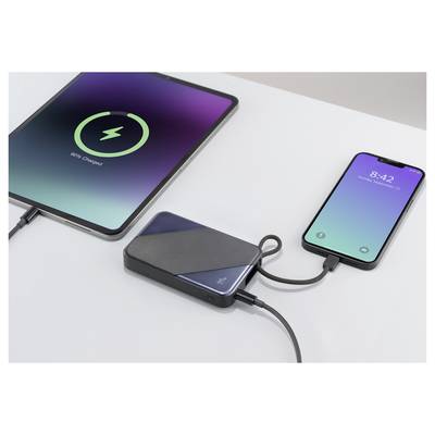 Une tablette et un smartphone sont connectés à un chargeur portable sur une table. L'écran de la tablette affiche « 58 % Chargée » ; le téléphone affiche « 8:42 ».
