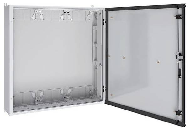 Une armoire électrique murale ouverte avec un châssis métallique et plusieurs points de fixation à l'intérieur, utilisée pour loger des composants électriques.