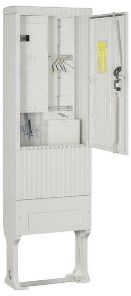 Armoire électrique ouverte montrant les disjoncteurs et le câblage à l'intérieur d'un boîtier blanc. La porte est partiellement ouverte, révélant un avis jaune.