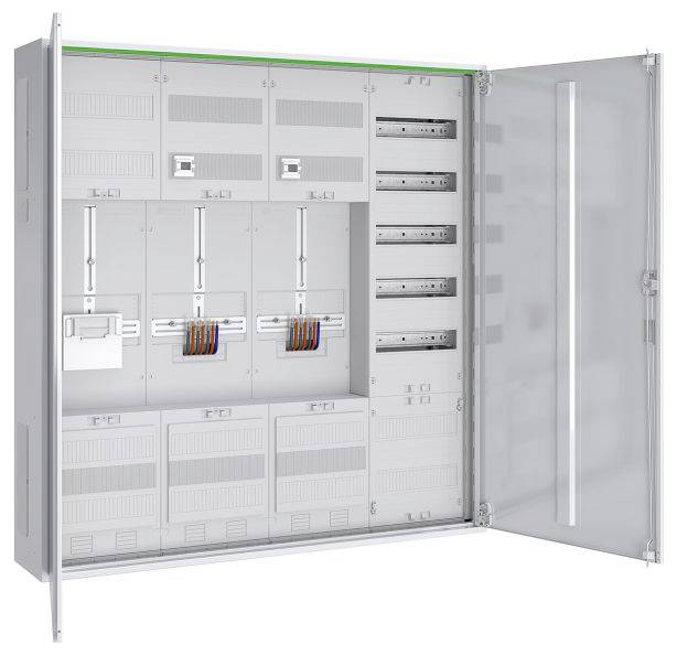 Une armoire électrique ouverte avec plusieurs serveurs et des fils de couleur, révélant des compartiments organisés et un câblage permettant un accès de maintenance.